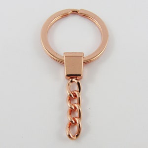 Peut inclure: Un porte-clés en or rose avec un anneau rond et une chaîne à maillons torsadés.