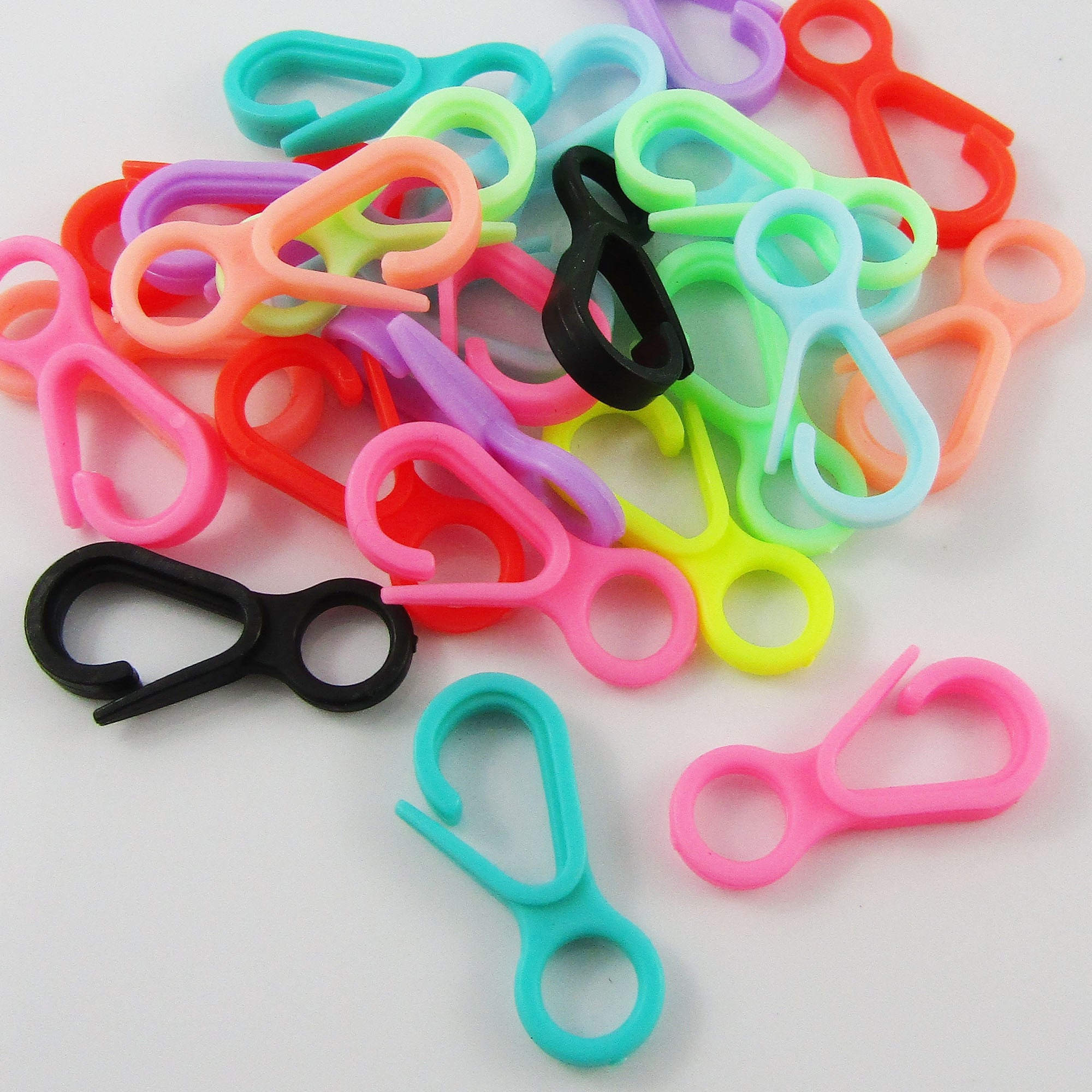  NSBELL 300PCS Multicolor Lobster Clasp Keychain Plastic Lanyard Clips  Plastic Lobster Claw Clasps Backpack Clips for Kids Plastic Keychains for  Crafts Keychain Hook DIY Handmade, Toys Craft Clasps