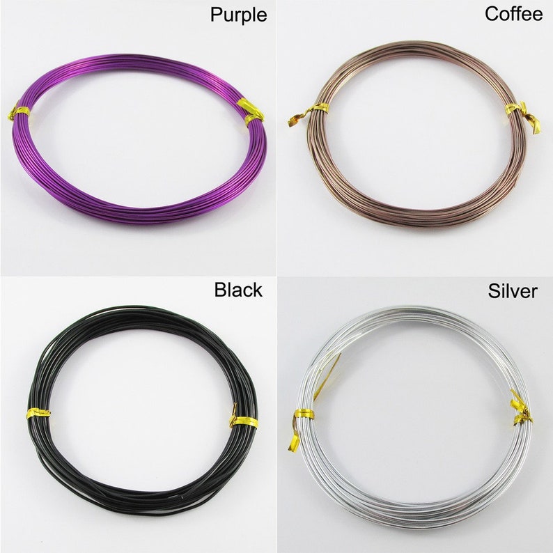 Op de afbeelding: Vier spoelen draad in verschillende kleuren: paars, koffie, zwart en zilver. Elke spoel is tot een cirkel gewikkeld.