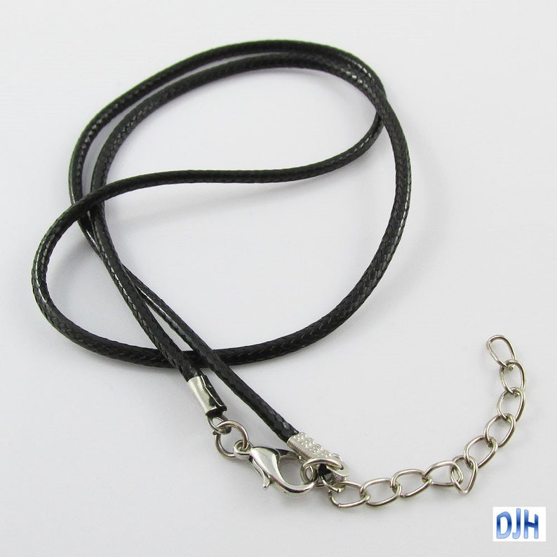 Op de afbeelding: Een zwarte koordketting met een zilveren sluiting en verlengketting.
