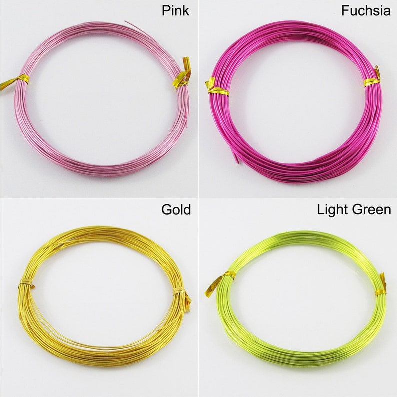Op de afbeelding: Vier spoelen draad in verschillende kleuren: roze, fuchsia, goud en lichtgroen. De draad is opgerold in cirkels.