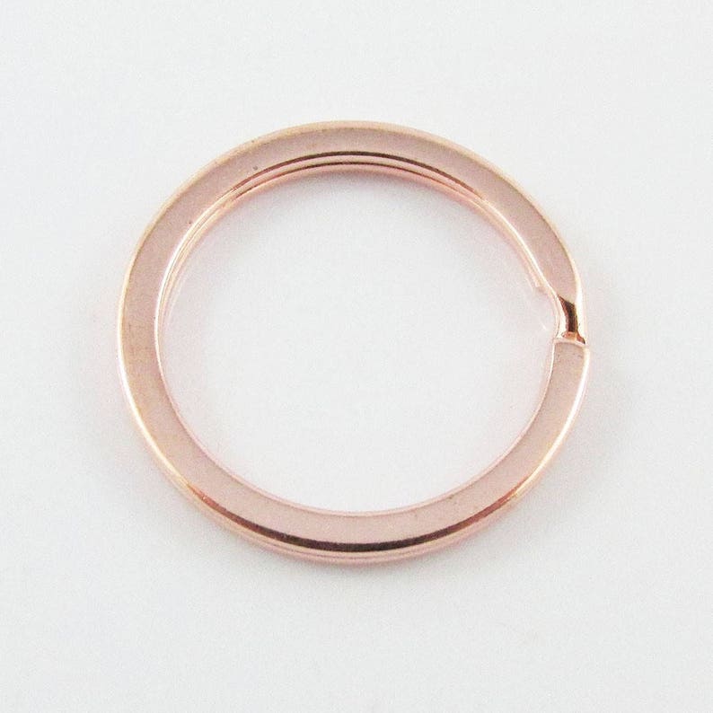 Op de afbeelding: Een ronde sleutelhanger van ros&eacute;goud.