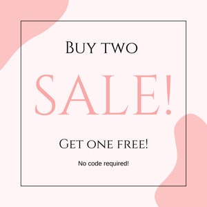 Puede incluir: Gr&aacute;fico promocional con fondo rosa claro y borde cuadrado negro. Los textos "BUY TWO" y "GET ONE FREE!" est&aacute;n en negro. La palabra "SALE!" est&aacute; en una fuente rosa m&aacute;s grande. El texto "No code required!" est&aacute; en negro.