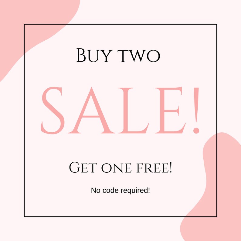 Puede incluir: Gr&aacute;fico promocional con fondo rosa claro y borde cuadrado negro. Los textos "BUY TWO" y "GET ONE FREE!" est&aacute;n en negro. La palabra "SALE!" est&aacute; en una fuente rosa m&aacute;s grande. El texto "No code required!" est&aacute; en negro.