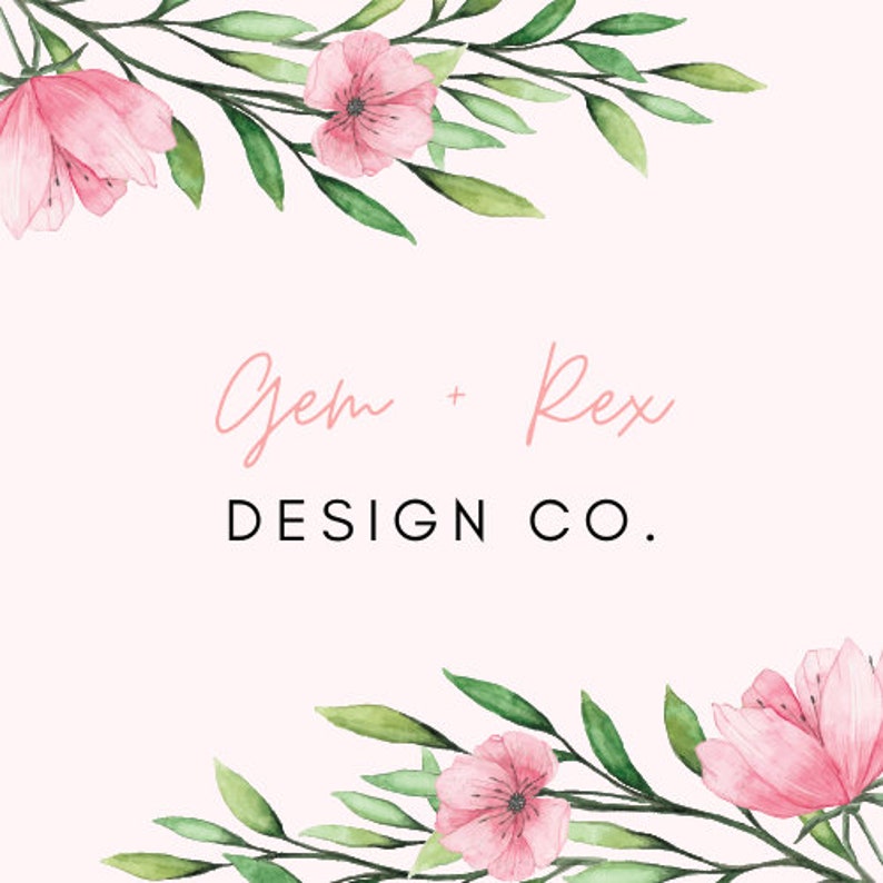 Puede incluir: Un fondo rosa claro con elementos florales en acuarela. Flores rosas y hojas verdes enmarcan la parte superior e inferior. El texto "Gem + Rex" est&aacute; en cursiva, y debajo, "DESIGN CO." est&aacute; en una fuente sans-serif.