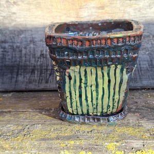 Maceta de cerámica hecha a mano con platillo, maceta cuadrada para suculentas con orificios de drenaje, maceta de cerámica con textura rústica, maceta artesanal única para cactus.