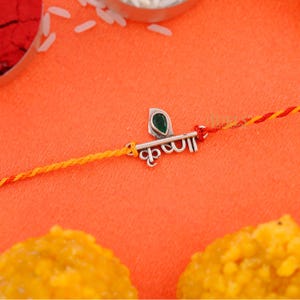 925er Reinsilber Rakhi für Bruder. Silberne Krishna Rakhi mit Seidenfaden und Rakhi-Karte. Spirituelle Silber Rakhi Für Bruder