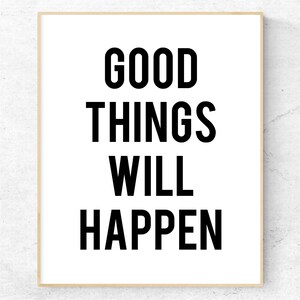 Puede incluir: Impresión tipográfica en blanco y negro con el texto "GOOD THINGS WILL HAPPEN" sobre un fondo blanco.