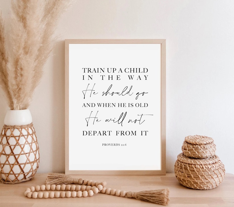 Puede incluir: Una impresi&oacute;n de arte de pared imprimible en blanco y negro con una cita de Proverbios 12:6: "Instruye al ni&ntilde;o en el camino que debe andar, y aun cuando fuere viejo no se apartar&aacute; de &eacute;l."