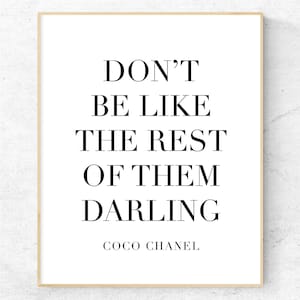 Puede incluir: Impresión tipográfica en blanco y negro con la cita "No seas como los demás, querida" de Coco Chanel.