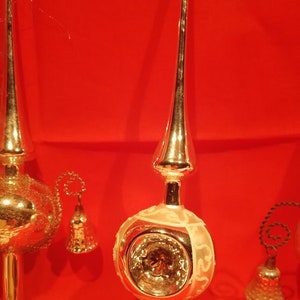 Peut inclure: Deux sommets d'arbre de No&euml;l vintage en verre argent&eacute; avec des cloches. Un sommet a un motif blanc givr&eacute; et l'autre a une surface textur&eacute;e.