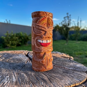 Handgesneden Hawaïaans Tiki-standbeeld: houten woondecoratie