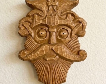 Arte mural de máscara pagana de madera – Tallado en madera escandinavo, decoración nórdica, estilo Hombre Verde, adorno de pared vikingo, escultura rústica de madera hecha a mano