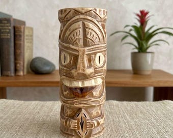 Lucky Tiki-idool met de hand gesneden, bruine houten totem voor bescherming, Tiki-decor in Hawaiiaanse stijl, kleine houtsnijkunst, Tribal Spirit-beeldje