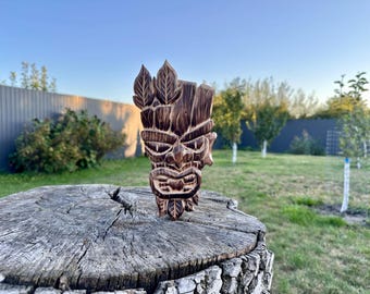 Handgeschnitzte hölzerne Tiki-Maske: Tropisches hawaiianisches Dekor