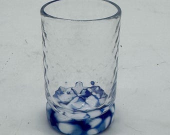 Handgeblazen glas: helder ananasborrelglas met blauwe basis