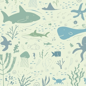 Pu&ograve; includere: Un'illustrazione fantasiosa di varie creature marine, tra cui uno squalo, una balena, un polpo, una stella marina e un cavalluccio marino, tutti in tonalit&agrave; di blu e verde su uno sfondo giallo chiaro.