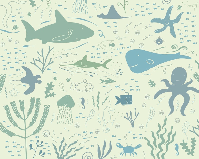 Pu&ograve; includere: Un'illustrazione fantasiosa di varie creature marine, tra cui uno squalo, una balena, un polpo, una stella marina e un cavalluccio marino, tutti in tonalit&agrave; di blu e verde su uno sfondo giallo chiaro.