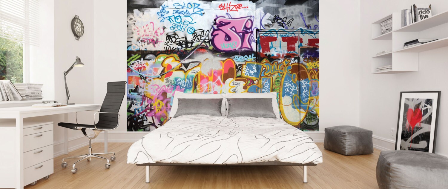 Граффити в комнате подростка девочки