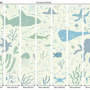 Pu&ograve; includere: Una fantasiosa carta da parati murale subacquea con una variet&agrave; di creature marine in tonalit&agrave; di blu e verde. La carta da parati include uno squalo, una balena, un polpo, una stella marina, un granchio, una medusa e cavallucci marini. La carta da parati &egrave; stampata su uno sfondo color crema ed &egrave; disponibile in un formato grande.