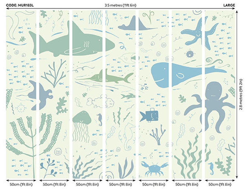 Pu&ograve; includere: Una fantasiosa carta da parati murale subacquea con una variet&agrave; di creature marine in tonalit&agrave; di blu e verde. La carta da parati include uno squalo, una balena, un polpo, una stella marina, un granchio, una medusa e cavallucci marini. La carta da parati &egrave; stampata su uno sfondo color crema ed &egrave; disponibile in un formato grande.