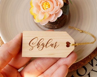 Tischkärtchen - Hochzeitsplatzanhänger - Personalisierte Namensschilder aus Holz - Lasergravierte Tischdekoration - Hochzeit Tischdekoration