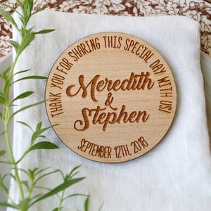 Puede incluir: Un favor de boda redondo de madera con el texto "&iexcl;Gracias por compartir este d&iacute;a especial con nosotros!"  "Meredith & Stephen" y "Septiembre 12th, 2018".