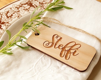 Médaillons de lieu, étiquettes de lieu de mariage, étiquettes de nom, couverts en bois rustiques, arrangements de table, étiquettes de siège, étiquettes d'escorte gravées individuellement