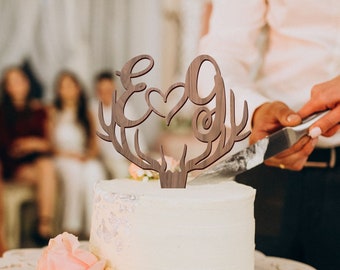 Topper de pastel de boda de astas de ciervo con letras iniciales y un corazón - topper de pastel de madera rústica - decoración de pastel de boda personalizado