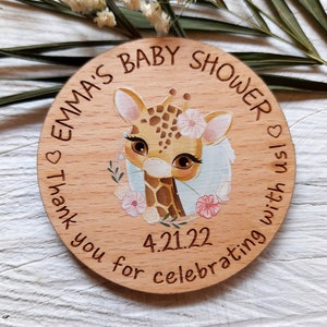 Peut inclure: Une pancarte ronde en bois avec une illustration de girafe et le texte "Emma's Baby Shower" et "Thank you for celebrating with us!" La date "4.21.22" est &eacute;galement incluse sur la pancarte.