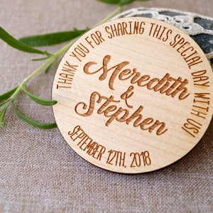 Puede incluir: Favor de boda redondo de madera con el texto "Gracias por compartir este d&iacute;a especial con nosotros" y los nombres "Meredith & Stephen" y la fecha "12 de septiembre de 2018".