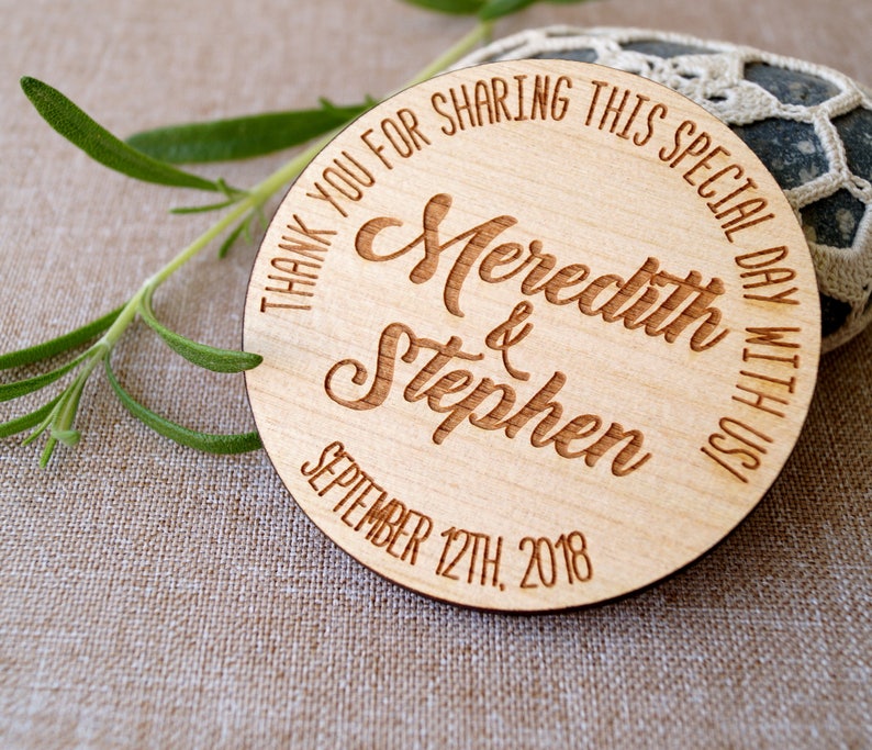 Puede incluir: Favor de boda redondo de madera con el texto "Gracias por compartir este d&iacute;a especial con nosotros" y los nombres "Meredith & Stephen" y la fecha "12 de septiembre de 2018".