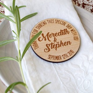 Puede incluir: Un favor de boda redondo de madera con el texto "&iexcl;Gracias por compartir este d&iacute;a especial con nosotros! Meredith & Stephen 12 de septiembre de 2018"