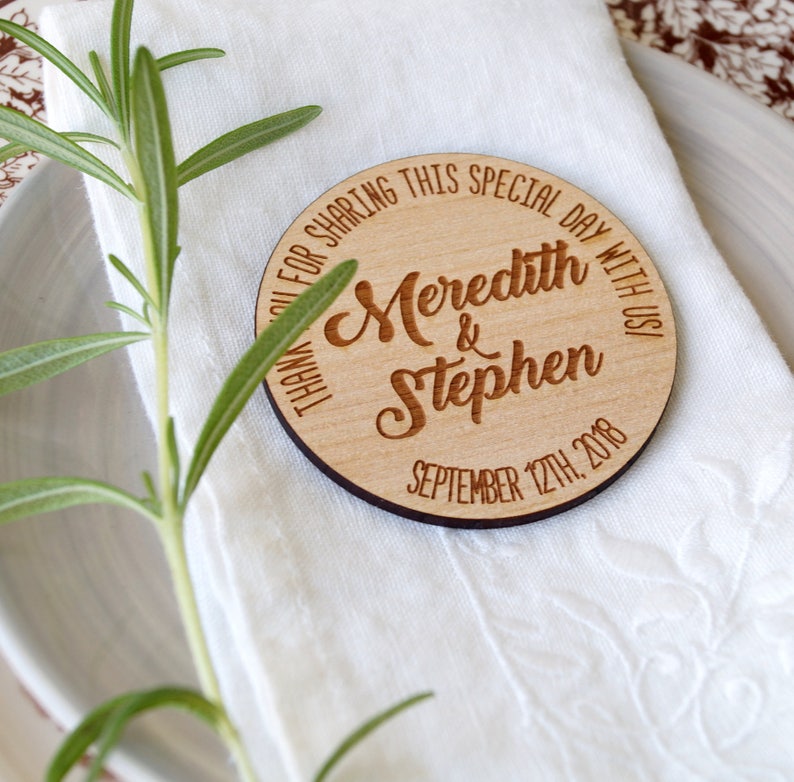Puede incluir: Un favor de boda redondo de madera con el texto "&iexcl;Gracias por compartir este d&iacute;a especial con nosotros! Meredith & Stephen 12 de septiembre de 2018"