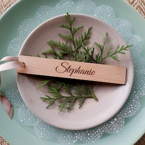 Recuerdos de boda - Marcador personalizado que también funciona como tarjeta de lugar - Marcador de madera como recuerdo de boda - Etiquetas con nombre para boda - Decoración de boda