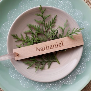 Las tarjetas con marcapáginas también se pueden utilizar como obsequios de boda: etiquetas de madera personalizadas para marcar lugares de libros, etiquetas con nombres para bodas, decoración de mesas de bodas