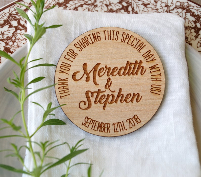 Puede incluir: Un favor de boda redondo de madera con el texto "&iexcl;Gracias por compartir este d&iacute;a especial con nosotros!"  "Meredith & Stephen" y "Septiembre 12th, 2018".