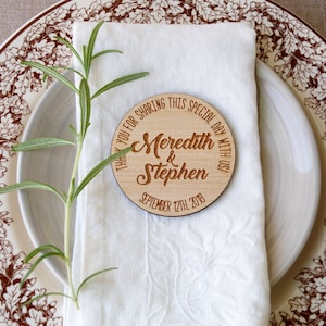 Puede incluir: Favor de boda redondo de madera con el texto "&iexcl;Gracias por compartir este d&iacute;a especial con nosotros!" Meredith & Stephen 12 de septiembre de 2018.