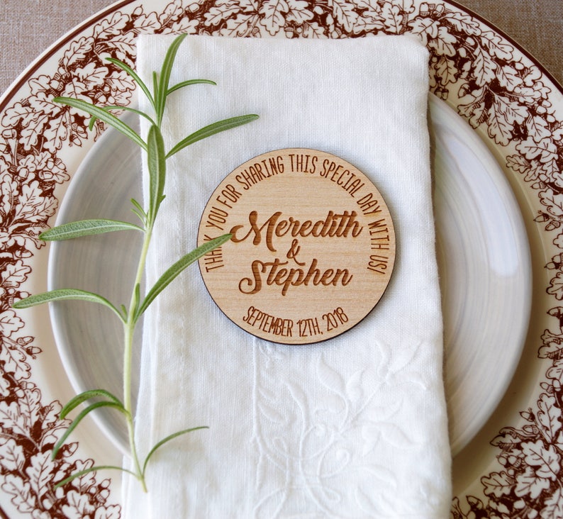 Puede incluir: Favor de boda redondo de madera con el texto "&iexcl;Gracias por compartir este d&iacute;a especial con nosotros!" Meredith & Stephen 12 de septiembre de 2018.