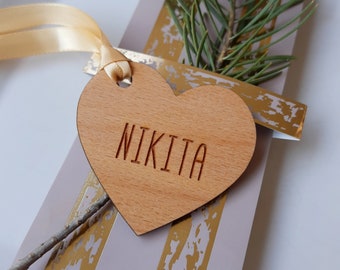 Plaatskaarten bruiloft - hartvormige plaatskaartjes - houten couverts - houten plaatskaartjeskaartje - gepersonaliseerde naamkaartjes - plaatskaarten rustieke bruiloft