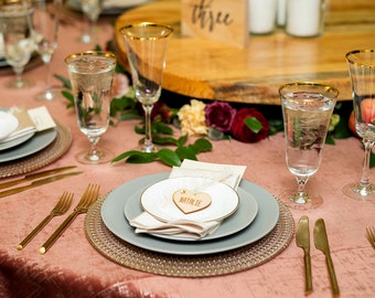 Plaatskaarten bruiloft, plaatskaartjes, hartkaartjes met gegraveerde namen, houten plaatskaartjes, rustieke escortkaarten voor bruiloft, naamkaartjes
