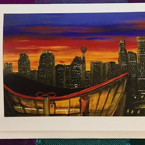 Könnte beinhalten: Ein Gemälde, das eine Stadtlandschaft bei Sonnenuntergang mit einem Holzboot im Vordergrund zeigt. Die Skyline der Stadt ist vor einem leuchtend orangefarbenen und roten Himmel silhouettiert. Das Boot ist teilweise im Wasser versunken, mit dem Bug zum Betrachter gerichtet. Das Gemälde ist eine farbenfrohe und stimmungsvolle Darstellung einer Stadt in der Abenddämmerung.