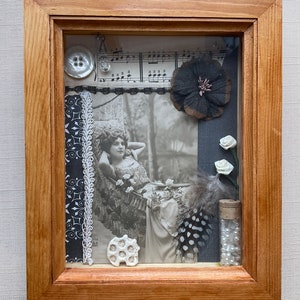 Décoration murale vintage, ancienne carte postale, bijoux,coquillage etc.