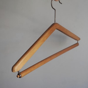 Driehoekige houten kleerhanger met broekroede, kleermakersatelier, inrichting kledingwinkel, vintage jaren 30 verzamelobjecten
