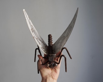 Mosca steampunk, grande inseto decorativo para jardim, feita à mão com peças de ferro soldadas, asas de aço, peças arquitetônicas vintage recuperadas.
