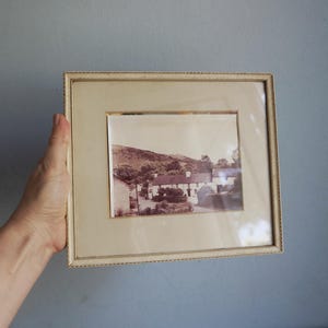 Dunne fotolijst 8 x 9" 20 x 22 cm wit- en goudgeschilderd hout, kunstgalerie aan de muur, winkeldisplay/decor, vintage berging