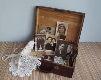 Kleiner brauner Reisekoffer aus Holz, Metallgriff, Schloss ohne Schlüssel, Vintage Retro Dekor für Geschäfte, Hochzeiten