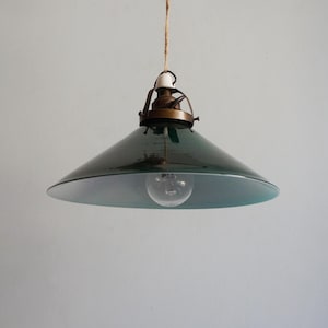 Art Deco Lampe, weißer & grüner Glas-Lichtschirm, Messing E27 Glühbirnenfassung, Vintage-Blickstück zum Restaurieren