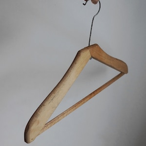 Gran perchero triangular de madera con barra para pantalones, decoración de sastrería/tienda de ropa, artículos de colección vintage.