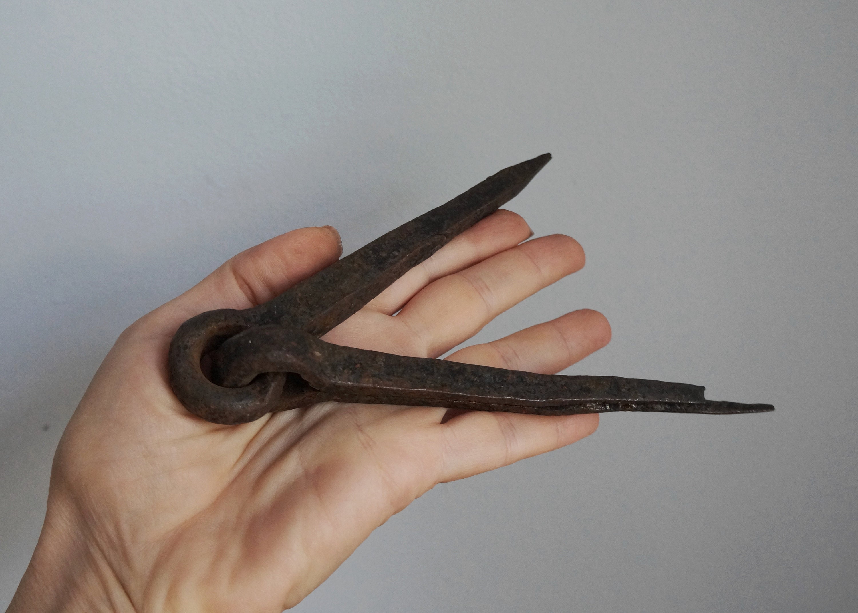 Großes handgeschmiedetes Gartentor Band aus zwei eisernen Splintnägeln für Holz, Vintage Architekturschrott für Restaurierungen